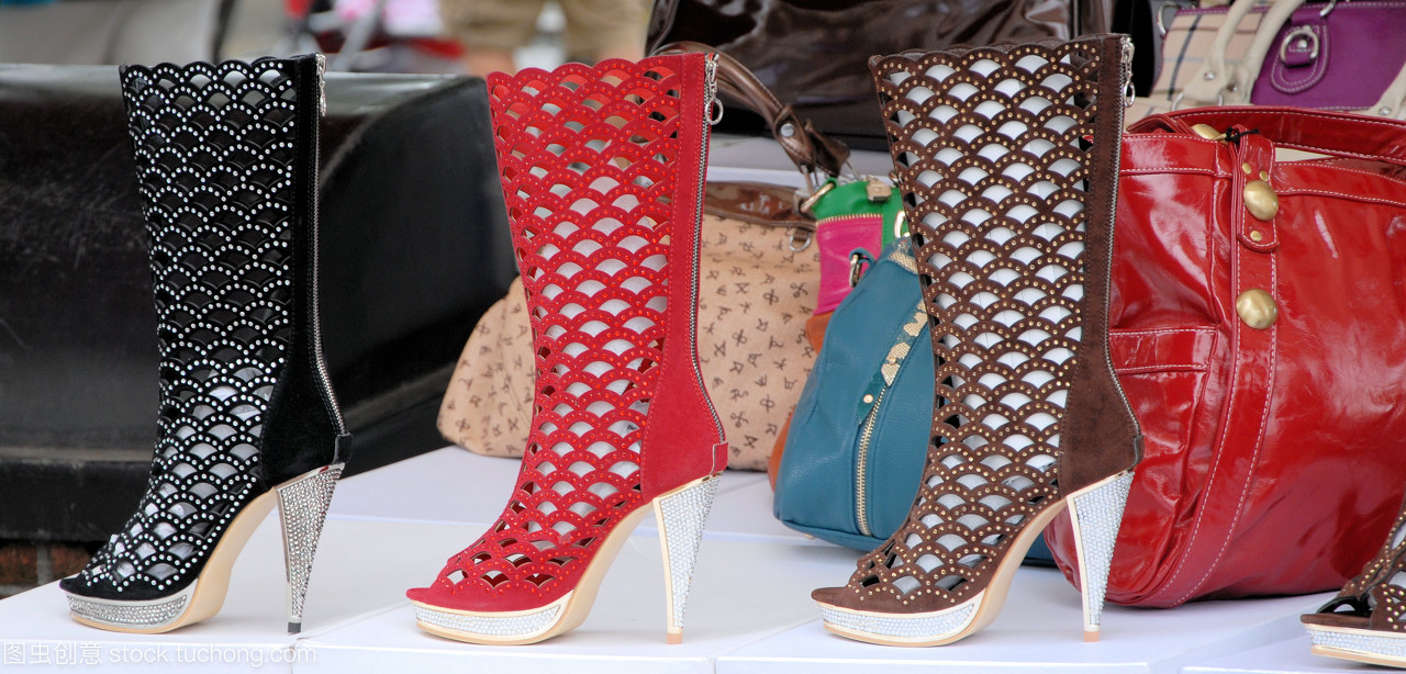 零售時(shí)尚 從便利店到百貨店，黑紅皮革鞋履的多元銷(xiāo)售版圖